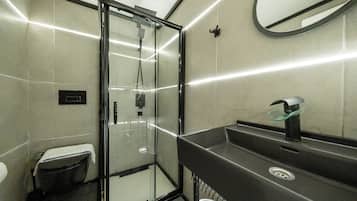 Economy-Zimmer, 1 Queen-Bett | Badezimmer | Dusche, Regendusche, Designer-Toilettenartikel, Haartrockner