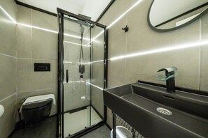 Economy-Zimmer, 1 Queen-Bett | Badezimmer | Dusche, Regendusche, Designer-Toilettenartikel, Haartrockner