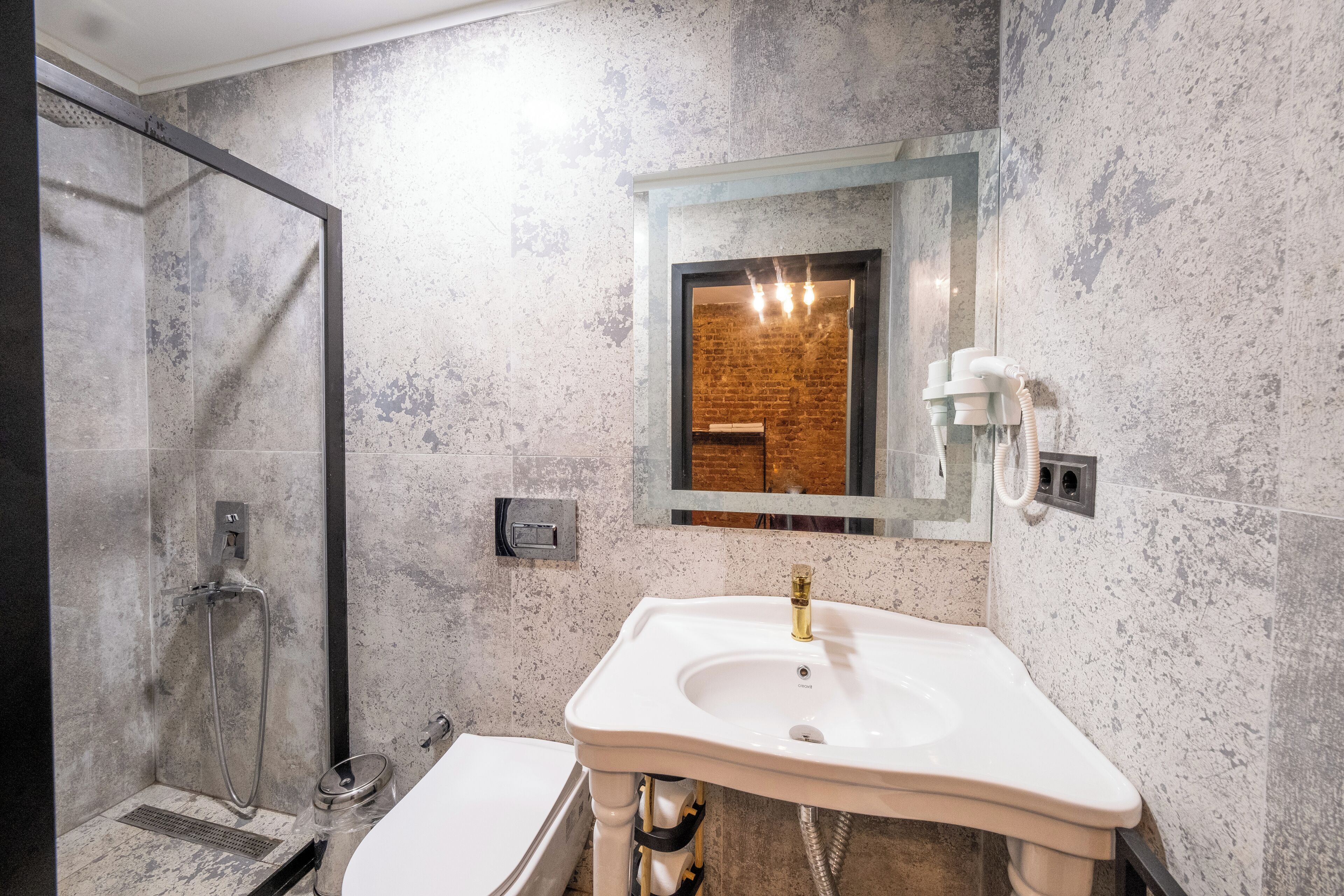 Luksusstudiosviitti | Kylpyhuone | Suihku, sadesuihkupää, designer-hygieniatuotteet, hiustenkuivaaja