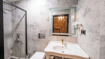 Luksusstudiosviitti | Kylpyhuone | Suihku, sadesuihkupää, designer-hygieniatuotteet, hiustenkuivaaja