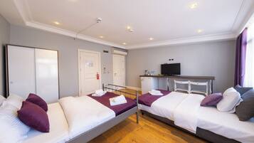 Kolmen hengen deluxe-huone | Egyptinpuuvillaiset lakanat, ylelliset vuodevaatteet, untuvapeitot