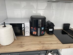 Kjøleskap, mikrobølgeovn, ovn og kokeplater