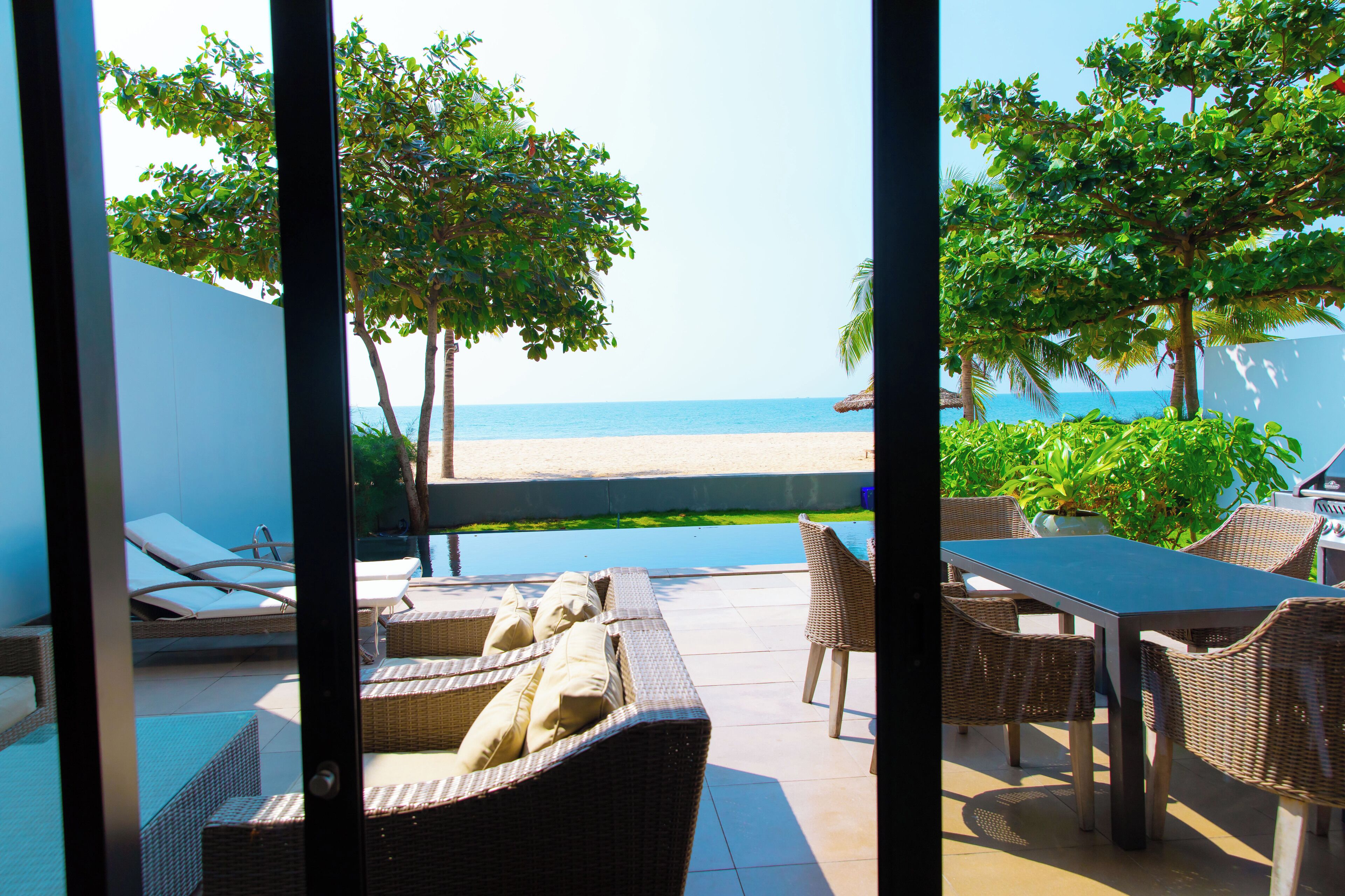 Luxe villa, uitzicht op het strand | Buiten dineren