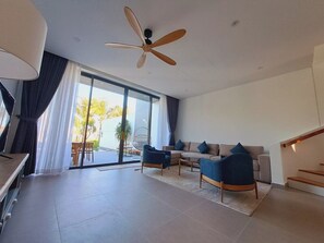 Villa Standard, vista lago | Area soggiorno | Smart TV 50 pollici con canali via cavo