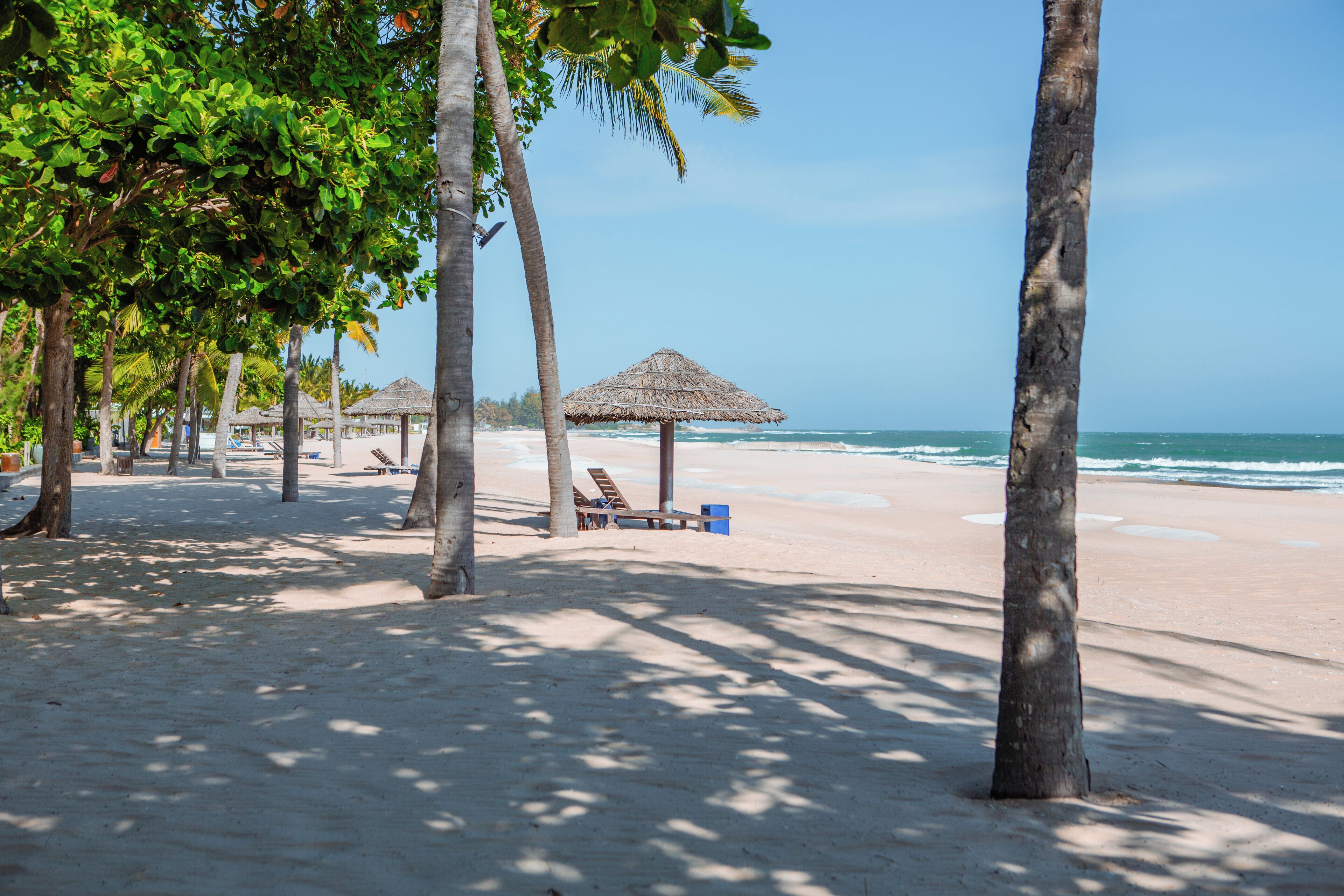 Playa privada, arena blanca, tumbonas y sombrillas