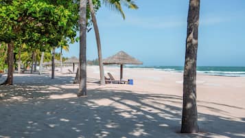 Playa privada, arena blanca, tumbonas y sombrillas