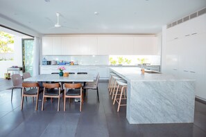 Villa superior, vista al lago | Restaurantes