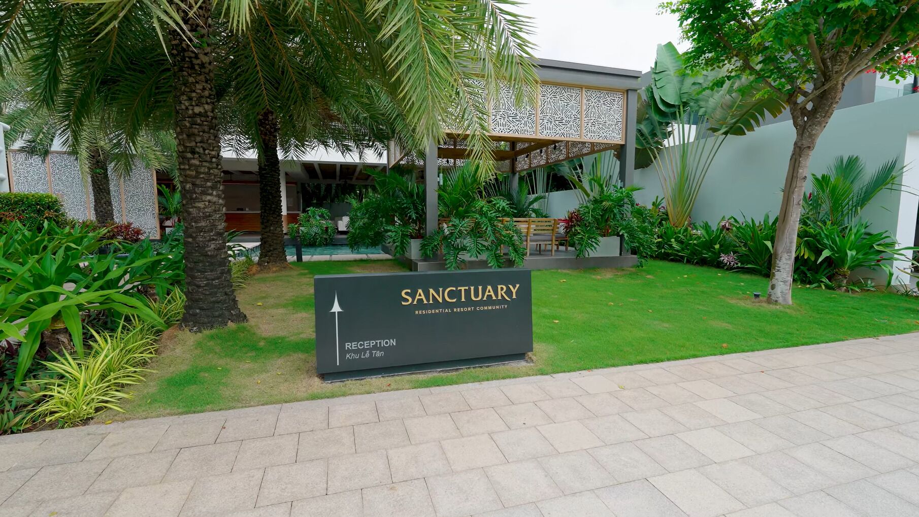 Señal para una comunidad residencial de resort llamada Sanctuary, indicando la zona de recepción.