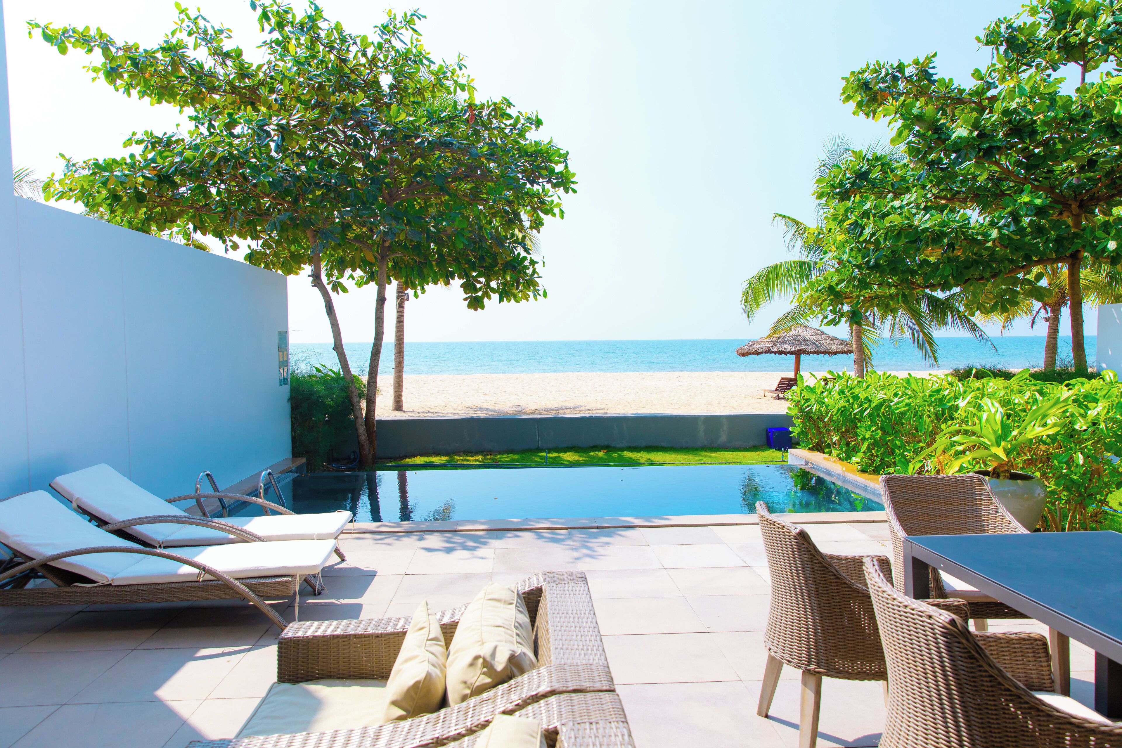 Biệt thự Cao cấp, quang cảnh bãi biển | Hồ bơi | Hồ bơi trong nhà, hồ bơi ngoài trời, ghế dài tắm nắng 