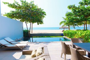 Una piscina techada, una piscina al aire libre