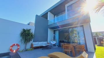 Standard Villa, Lake View | Outdoor dining