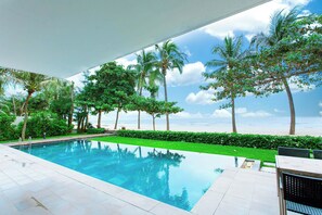 Villa Premium, vistas a la playa | Piscina | Una piscina cubierta, una piscina al aire libre, tumbonas