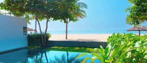 Lyxvilla - utsikt mot stranden | Pool | Inomhuspool, utomhuspool och solstolar