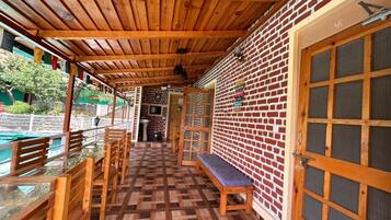 تناول الطعام بالخارج