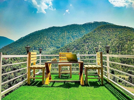 Opções para refeição ao ar livre. Mehra paradise and cafe