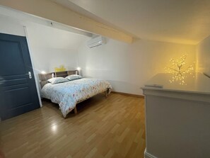 Desk, iron/ironing board, travel cot, free WiFi - Serenity-Gîte indépendant avec piscine & jardin à SERVIAN (Hérault 34 FRANCE) (Servian)