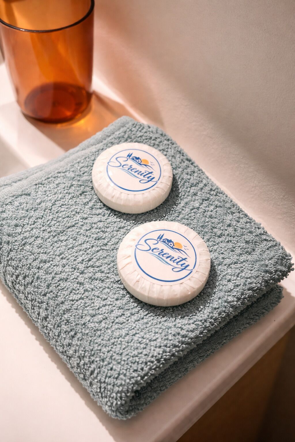 Sèche-cheveux, serviettes fournies, savon, papier toilette