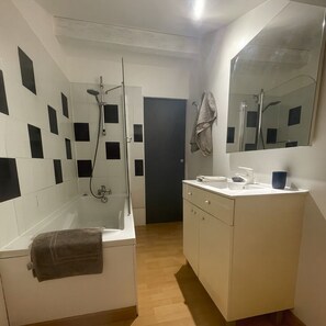 Hair dryer, towels, soap, toilet paper - Serenity-Gîte indépendant avec piscine & jardin à SERVIAN (Hérault 34 FRANCE) (Servian)