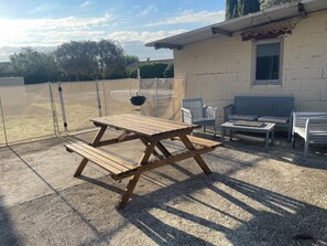 Outdoor dining - Serenity-Gîte indépendant avec piscine & jardin à SERVIAN (Hérault 34 FRANCE) (Servian)