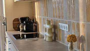 KĂŒhlschrank, Mikrowelle, Ofen, Herdplatte