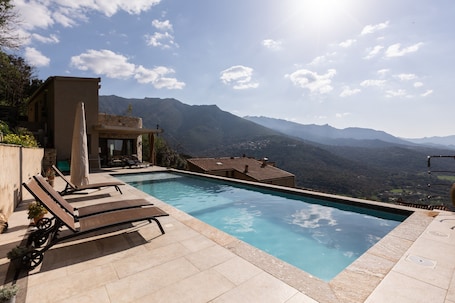 Pool. Holiday Home 'In Chiusella Piscine De Rêve' with Sea View, Wi-Fi and Air Conditioning
