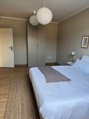 2 quartos, ferros/tábuas de passar roupa, Wi-Fi, roupa de cama