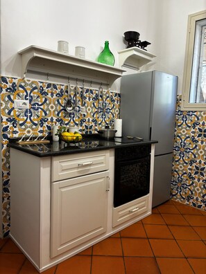 Réfrigérateur, four, plaque de cuisson, cafetière/bouilloire