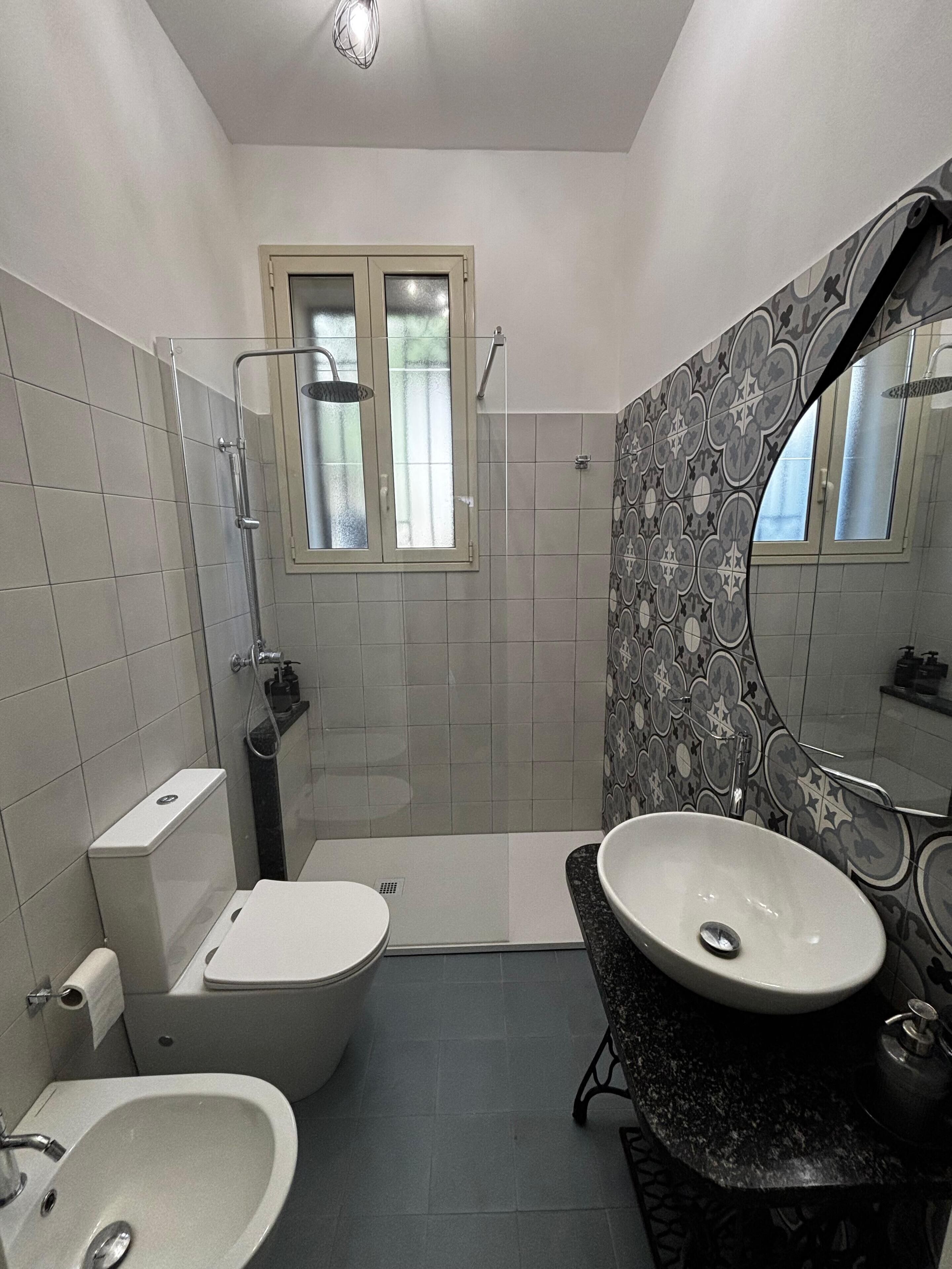 Dusche, Haartrockner, Bidet, Handtücher