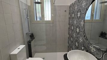 Bruser, hårtørrer, bidet, håndklæder
