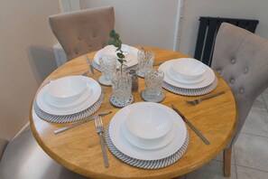 Dining - Charming 2Bedroom/1Bathroom Getaway- Ideal for Families & Travellers for work (Birmingham)