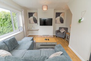 Smart TV - Charming 2Bedroom/1Bathroom Getaway- Ideal for Families & Travellers for work (Birmingham)