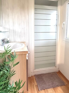 Shower, soap, toilet paper - Mobil-Home Camping l'Eden Biot - French Riviera (Biot)