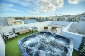 Terrace/patio - Luxury seaview penthouse,roof terrace,hot tub YVAN1-1 (St Julian's)