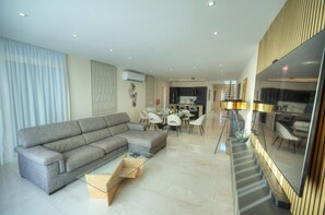 TV - Luxury seaview penthouse,roof terrace,hot tub YVAN1-1 (St Julian's)