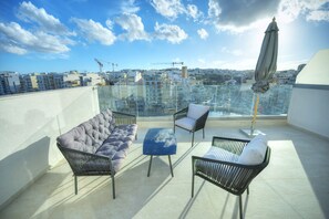 Property grounds - Luxury seaview penthouse,roof terrace,hot tub YVAN1-1 (St Julian's)