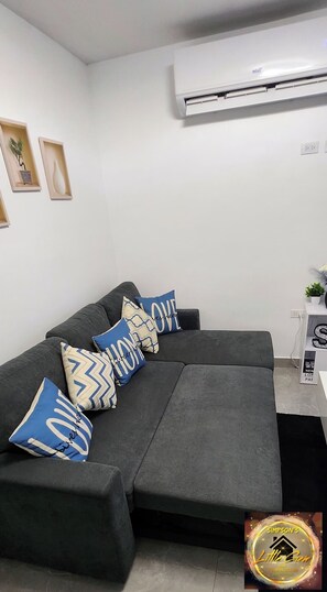 Living area - Simpson's Little Gem 2 (Kingston)