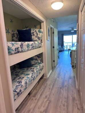 Signature Condo, 1 Bedroom, Balcony, Beach View | Ruang tamu | 32 inci sebuah televisyen pintar dengan digital 