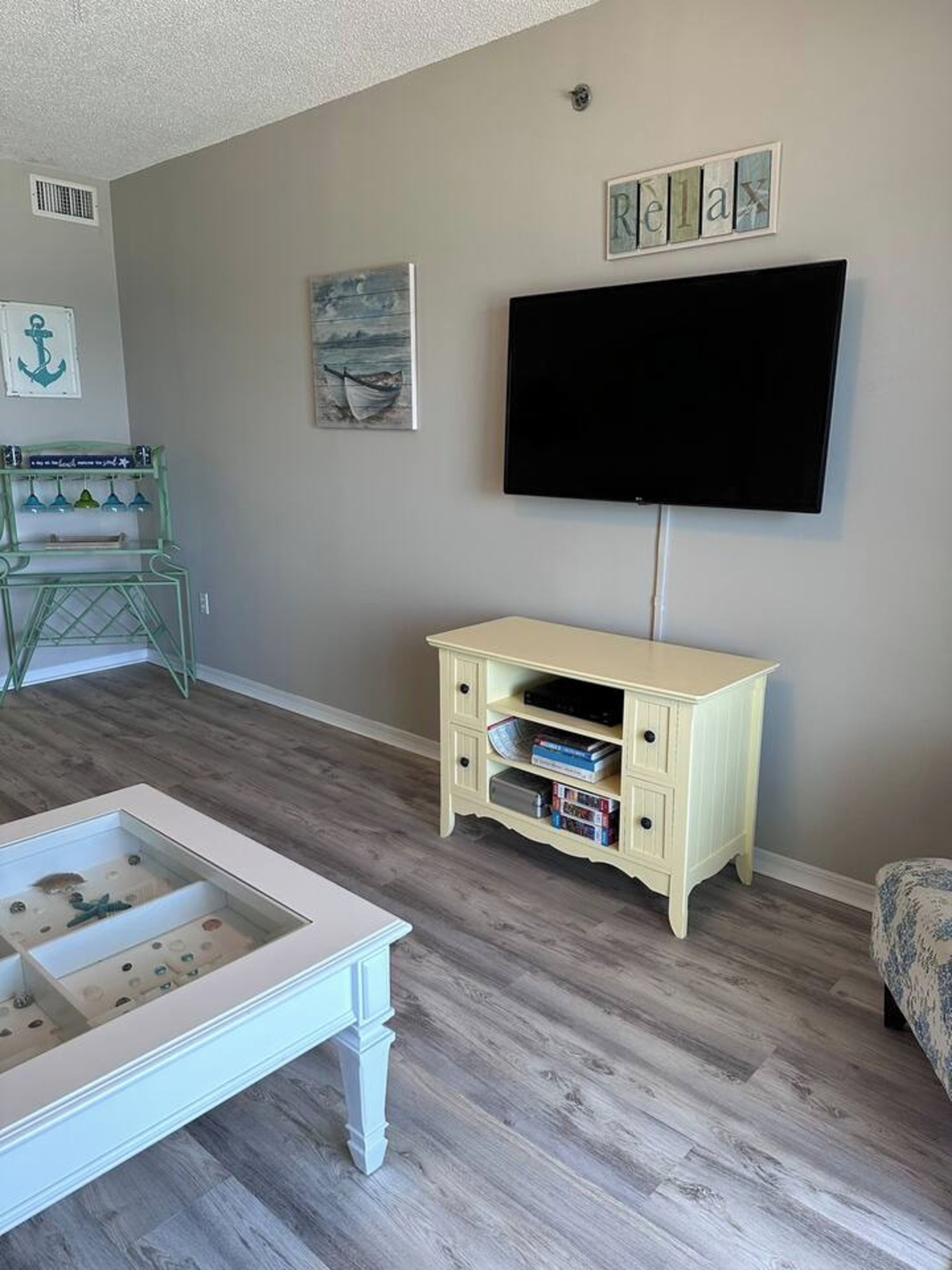 Condo com design assinado, 1 quarto, sacada, vista para a praia | Sala de estar | Smart TV 32 polegadas com canais digitais