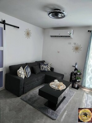 Living room - Simpson's Little Gem 1 (Kingston)