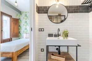 Een douche, een haardroger, handdoeken