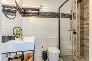 Shower, hair dryer, towels - Holiday Home 'Camarón Suite' with Wi-Fi and Air Conditioning (Granada)