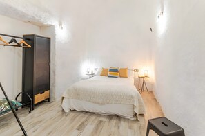 2 bedrooms, iron/ironing board, WiFi, bed sheets - Holiday Home 'Camarón Suite' with Wi-Fi and Air Conditioning (Granada)