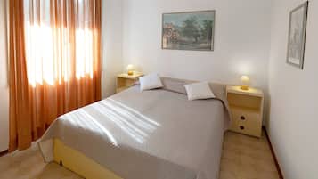 2 bedrooms, bed sheets