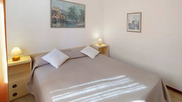 2 bedrooms, bed sheets