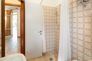 Shower, towels - Villetta Cormor Y – Pool with Shared Swimming Pool (Bibione)