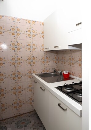 Refrigerador, microondas, parrilla de estufa y utensilios de cocina 