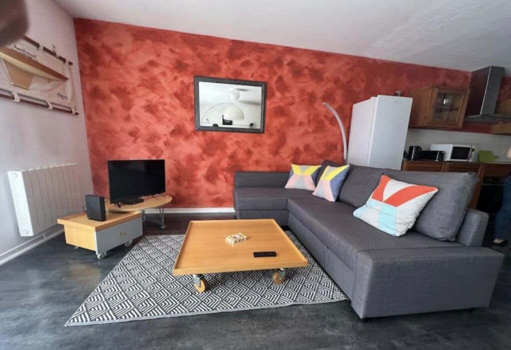 Smart TV, livros, aparelho de som