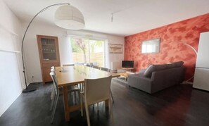 Smart TV, books, stereo