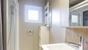 A bathroom with a shower, a window, a towel rack, and a sink. - Chalet 809 with all comforts on the edge of the forest (La Teste-de-Buch)