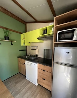 Réfrigérateur, micro-ondes, plaque de cuisson, lave-vaisselle